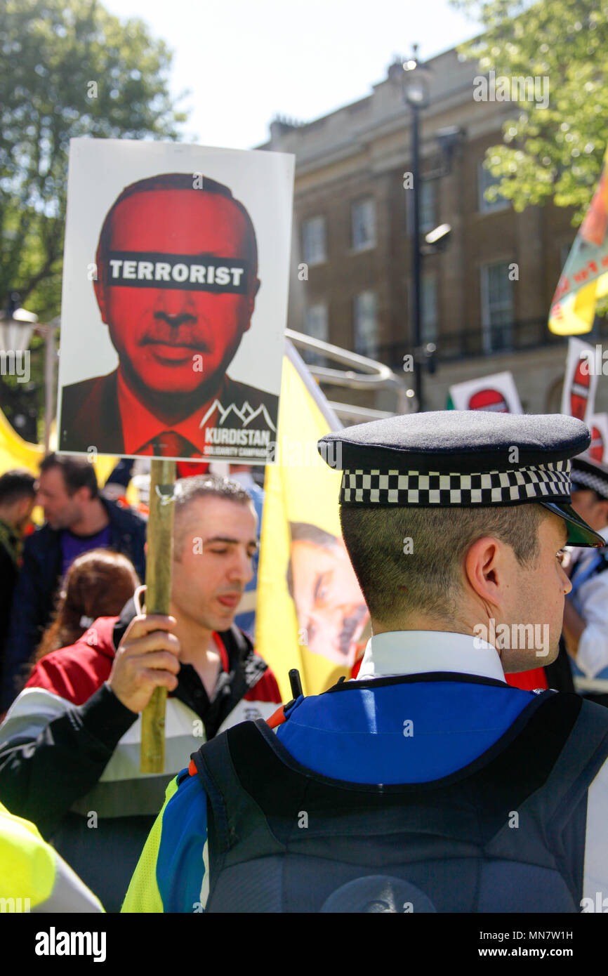 London, Großbritannien. 15. Mai 2018. Polizei Zusammentreffen mit Anti-Erdogan demonstration Credit: Alex Cavendish/Alamy leben Nachrichten Stockfoto