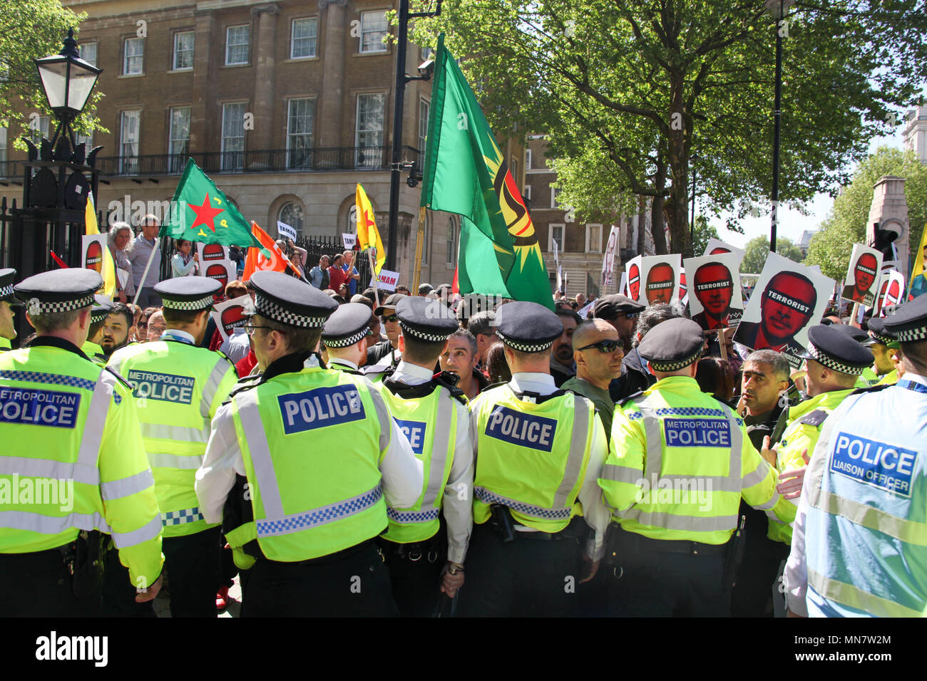 London, Großbritannien. 15. Mai 2018. Polizei Zusammentreffen mit Anti-Erdogan demonstration Credit: Alex Cavendish/Alamy leben Nachrichten Stockfoto