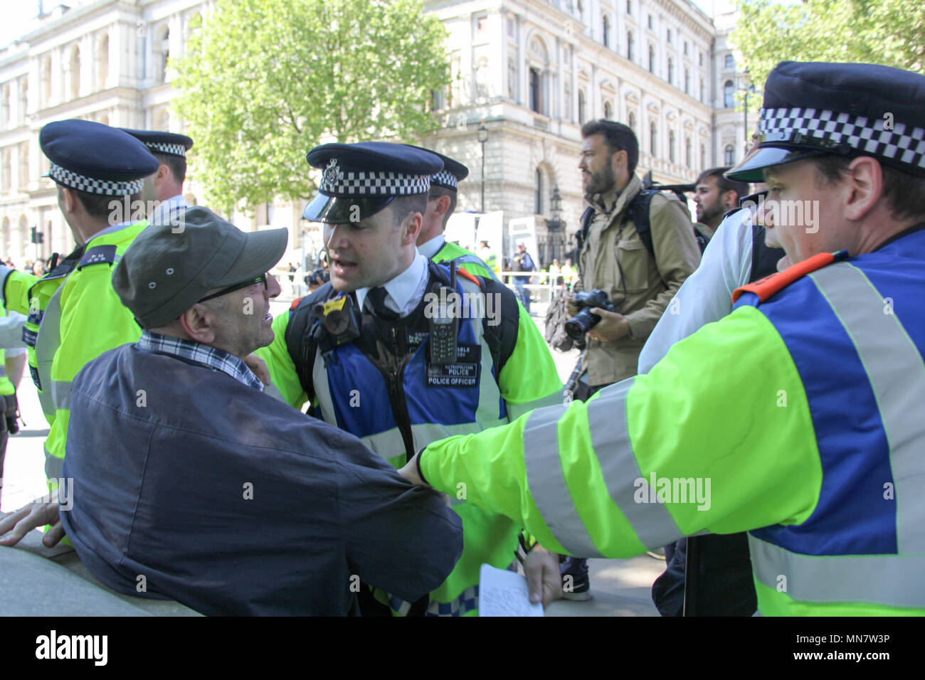 London, Großbritannien. 15. Mai 2018. Polizei Zusammentreffen mit Anti-Erdogan demonstration Credit: Alex Cavendish/Alamy leben Nachrichten Stockfoto