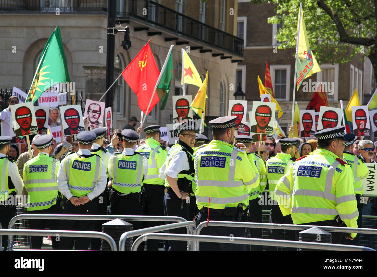 London, Großbritannien. 15. Mai 2018. Polizei Zusammentreffen mit Anti-Erdogan demonstration Credit: Alex Cavendish/Alamy leben Nachrichten Stockfoto