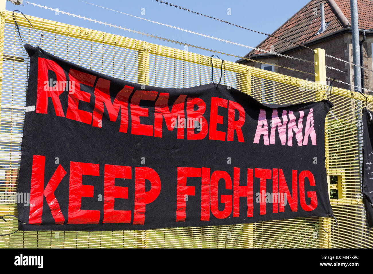 Filton, Bristol, UK. 15 Mai, 2018. Banner Porträts von Frauen getötet Kämpfe in Syrien haben vom Dach des Airbus Gesellschaft in Filton Proteste gehangen, mit Puten Präsident Erdogans vist zusammenfallen.. Die Demonstranten sagen sie sind Freunde von Anna Campbell, von Bristol, die in Syrien, starb. Die Demonstranten glaube Airbus verkauft Waffen an das türkische Militär und die Frauen auf dem Banner wurden von türkischen Truppen getötet. BAe hat eine Erklärung, dass die Arbeit mit der Türkei entspricht Verteidigung Exportkontrolle herausgegeben. Credit: Herr Standfast/Alamy leben Nachrichten Stockfoto