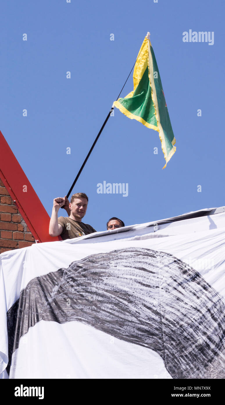 Filton, Bristol, UK. 15 Mai, 2018. Banner Porträts von Frauen getötet Kämpfe in Syrien haben vom Dach des Airbus Gesellschaft in Filton Proteste gehangen, mit Puten Präsident Erdogans vist zusammenfallen.. Die Demonstranten sagen sie sind Freunde von Anna Campbell, von Bristol, die in Syrien, starb. Die Demonstranten glaube Airbus verkauft Waffen an das türkische Militär und die Frauen auf dem Banner wurden von türkischen Truppen getötet. BAe hat eine Erklärung, dass die Arbeit mit der Türkei entspricht Verteidigung Exportkontrolle herausgegeben. Credit: Herr Standfast/Alamy leben Nachrichten Stockfoto