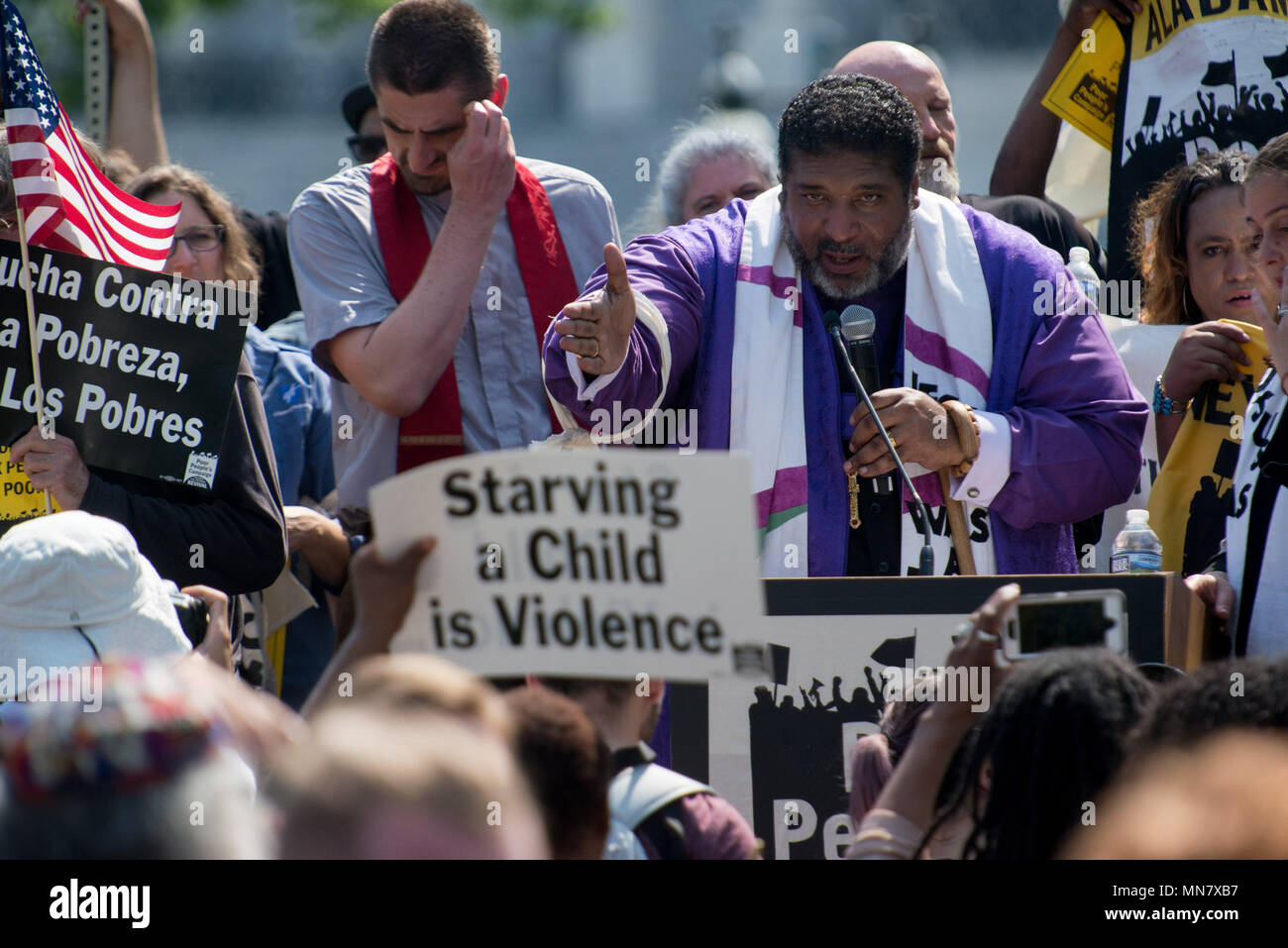 Washington, District of Columbia, USA. 14 Mai, 2018. Reverend William Friseur führt Hunderte von Demonstranten an einer Kundgebung für die armen Leute die Kampagne an der U.S. Capitol. Mehrere Dutzend Personen wurden festgenommen und später wieder freigelassen. Credit: Erin Scott/ZUMA Draht/Alamy leben Nachrichten Stockfoto