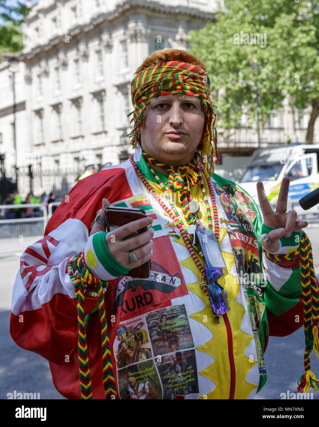 Downing Street, London, 15. Mai 2018. Die Befürworter der türkischen Präsidenten Erdogan, sowie seine Gegner, überwiegend kurdische und andere Counter-Demonstranten, Rallye außerhalb Downing Street, warten auf die Ankunft des Präsidenten Recep Tayyip Erdogan, der derzeit auf einem dreitägigen Besuch in Großbritannien und wird voraussichtlich zu treffen PM Theresa May später heute. Credit: Imageplotter Nachrichten und Sport/Alamy leben Nachrichten Stockfoto