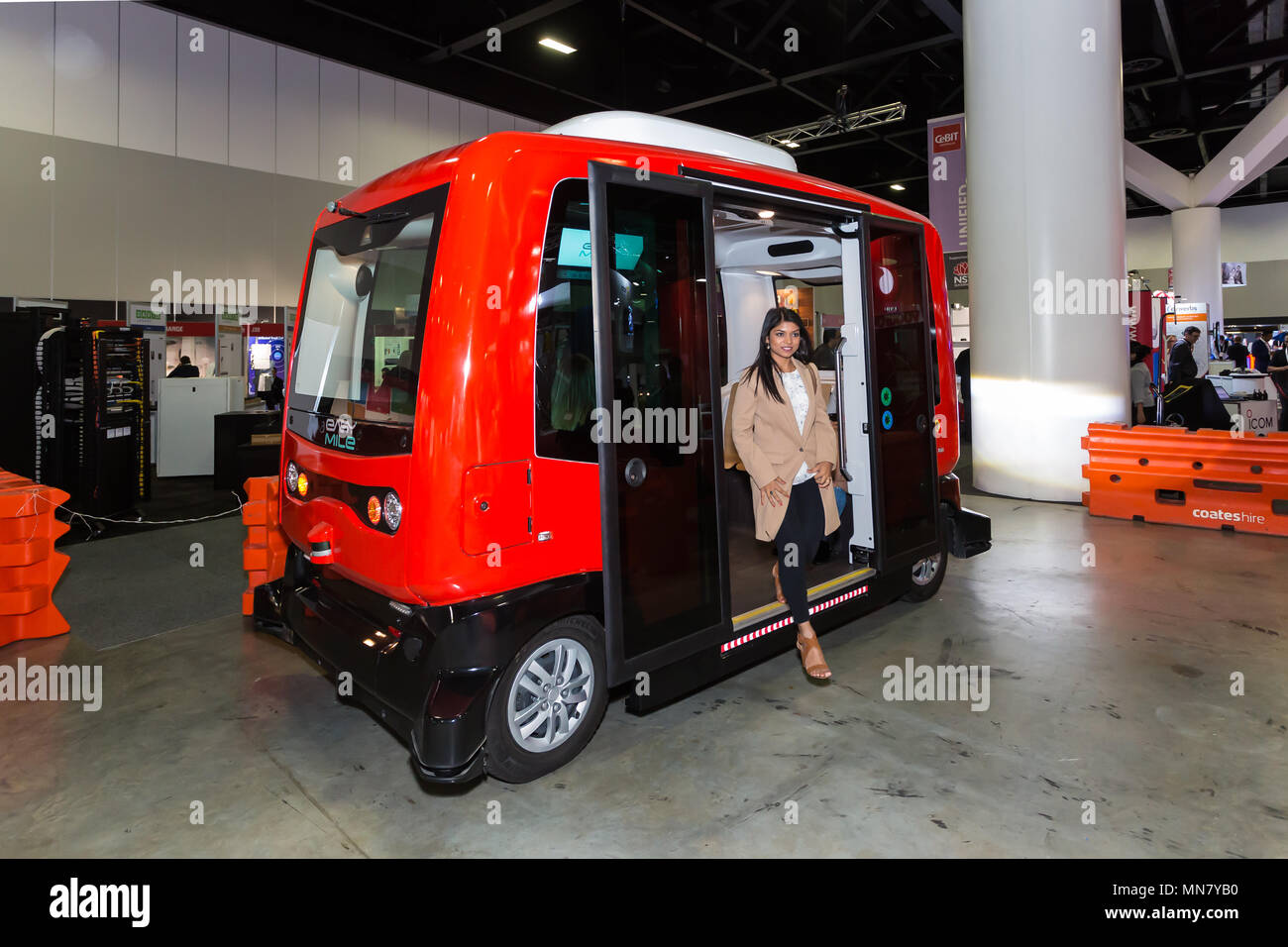 Sydney, Australien. 15 Mai, 2018. Sydney, Australien. 15 Mai, 2018. CeBIT Australien bringt die meisten innovativen Köpfe der coolste Technologie und der Welt, an dem International Convention Centre, Darling Harbour, Sydney, Australien. Die EZ 10 fahrerlose Shuttle, die bereits in 20 Ländern in Asiatisch-pazifischen Raum, dem Nahen Osten, Nordamerika und Europa. Arhana Bose aus EZ 10 Einfache 1,6 km Bus Kredit bereitgestellt wurde: Paul Lovelace/Alamy Live News Credit: Paul Lovelace/Alamy leben Nachrichten Stockfoto