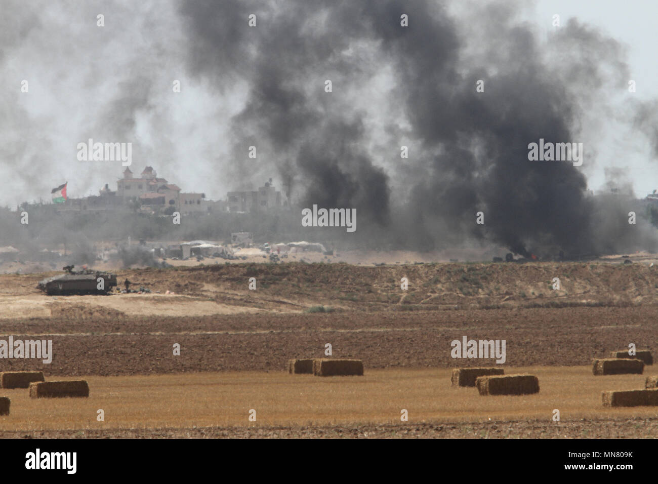 Nir Oz. 15 Mai, 2018. Israelische Sicherheitskräfte entlang der Grenze zwischen dem Gazastreifen und Israel in der Nähe von Nir Oz eingesetzt, am 15. Mai 2018. Credit: Gil Cohen Magen/Xinhua/Alamy leben Nachrichten Stockfoto