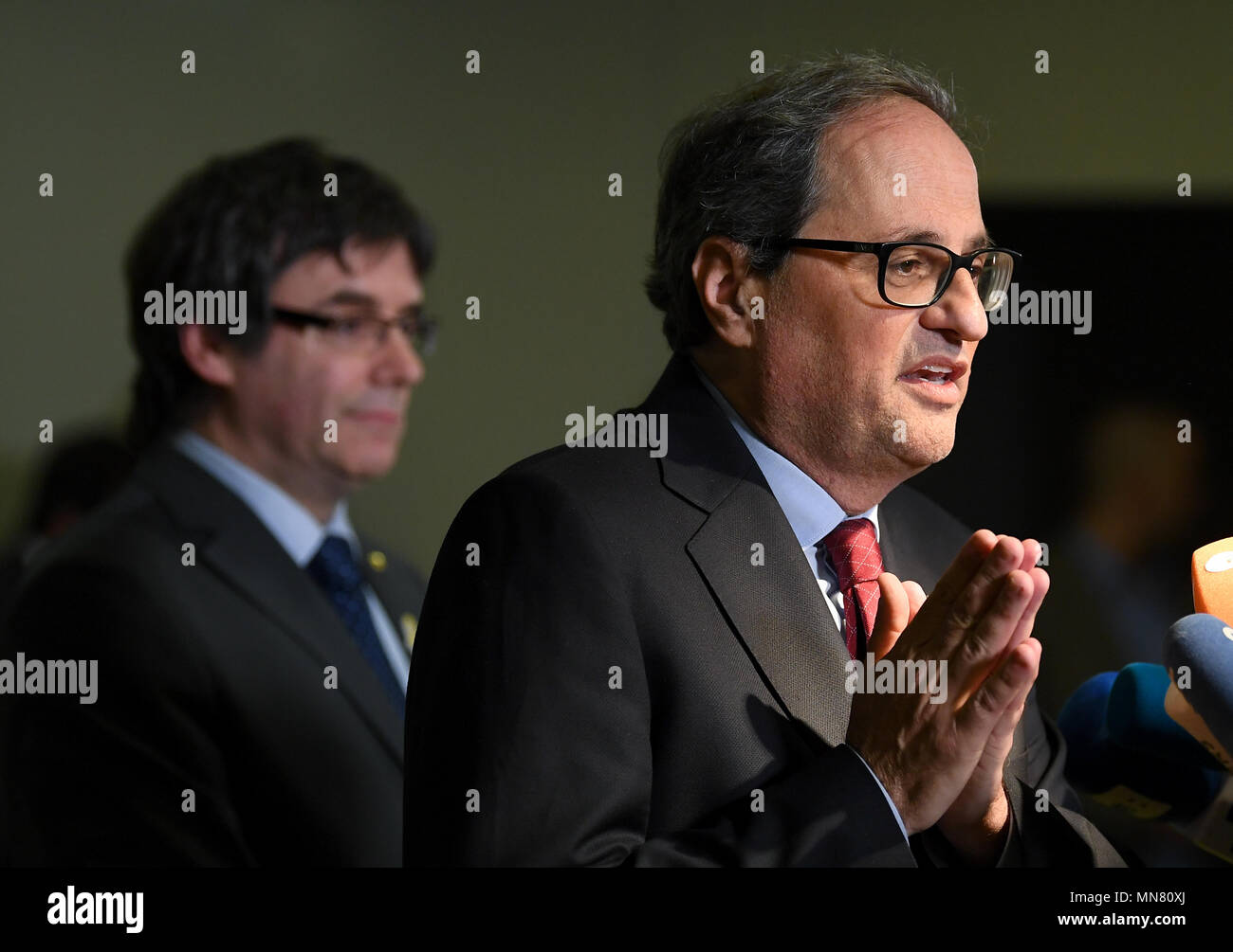 Berlin, Deutschland. 15 Mai, 2018. 15. Mai 2018, Berlin, Deutschland: Katalanisch Regional President Quim Torra (l) und sein Vorgänger Carles Puigdemont eine Pressekonferenz geben. Credit: Kay Nietfeld/dpa/Alamy leben Nachrichten Stockfoto