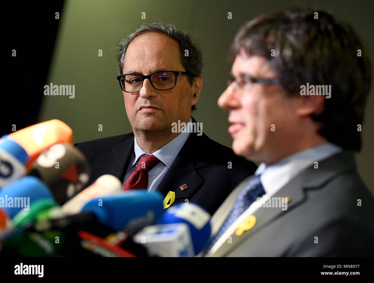 Berlin, Deutschland. 15 Mai, 2018. 15. Mai 2018, Berlin, Deutschland: Katalanisch Regional President Quim Torra (l) und sein Vorgänger Carles Puigdemont eine Pressekonferenz geben. Credit: Kay Nietfeld/dpa/Alamy leben Nachrichten Stockfoto