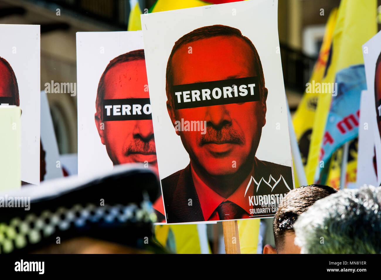 Banner warf Erdogan in einer terroristischen während der Vorführung gesehen. Türkische Präsident besuchen Sie Teresa kann heute in der Downing Street. Demonstrant und Unterstützer von Erdogan sowohl auf die Straße nahm den Besuch als die Polizei versuchen, sie auseinander zu halten, Auseinandersetzungen zu vermeiden, zu protestieren und Sie zu unterstützen. Stockfoto