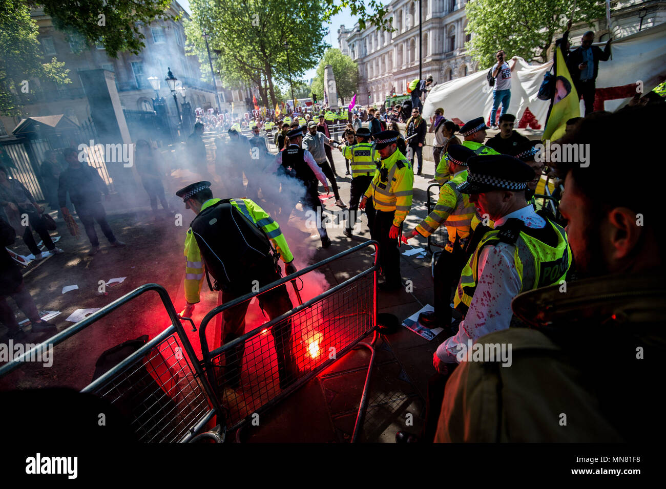 Ein Polizeioffizier Flares in der demonstrant gegen den Besuch des türkischen Präsidenten Erdogan. Türkische Präsident besuchen Sie Teresa kann heute in der Downing Street. Demonstrant und Unterstützer von Erdogan sowohl auf die Straße nahm den Besuch als die Polizei versuchen, sie auseinander zu halten, Auseinandersetzungen zu vermeiden, zu protestieren und Sie zu unterstützen. Stockfoto