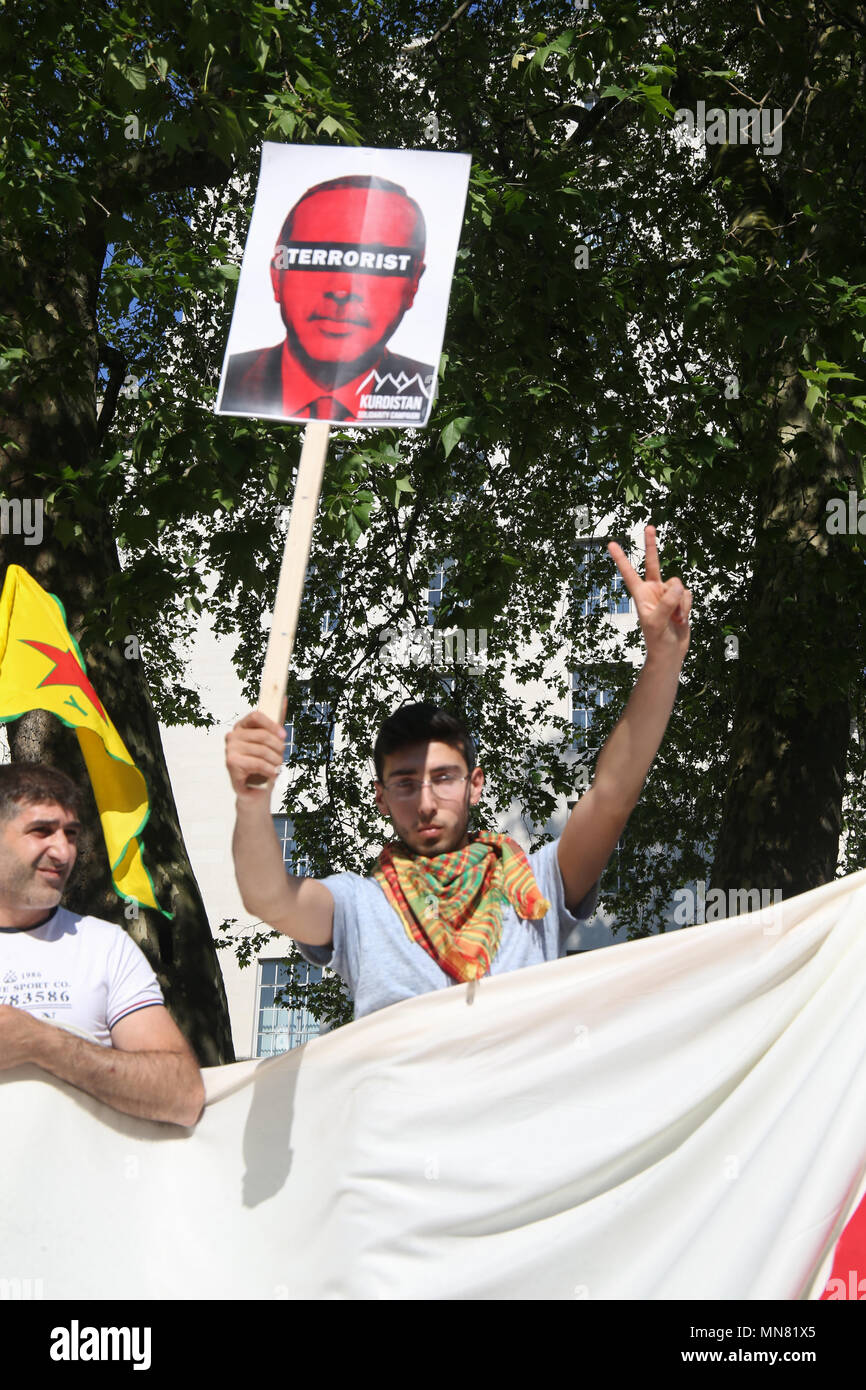 London, UK, 15. Mai 2018 kurdische Demonstranten gegenüber Downing Street Demonstration gegen den Besuch des türkischen Präsidenten Erdogan mit der Polizei in einem heißen Nachmittag mit noch heißeren Tempers zusammengestoßen, ein großes Polizeiaufgebot mit Pferden die Ruhe @ Paul Quezada-Neiman/Alamy Leben Nachrichten beibehalten Stockfoto