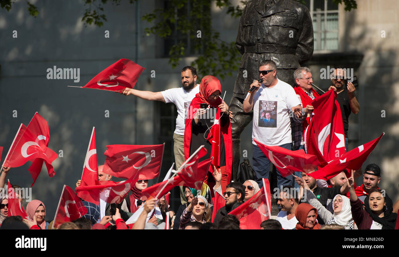 Downing Street, London, UK. 15 Mai, 2018. Der britische Premierminister Theresa May begrüßt türkischen Präsidenten Recep Tayyip Erdoğan zu 10 Downing Street nach seinem Treffen mit der Königin. Pro- und Anti-regierung Türkische demostrators in Whitehall gegenüber Downing Street während des Besuchs. Credit: Malcolm Park/Alamy Leben Nachrichten. Stockfoto