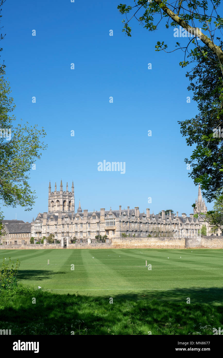 Merton College Gebäude und Feld in der Frühlingssonne. Oxford, Oxfordshire, England Stockfoto