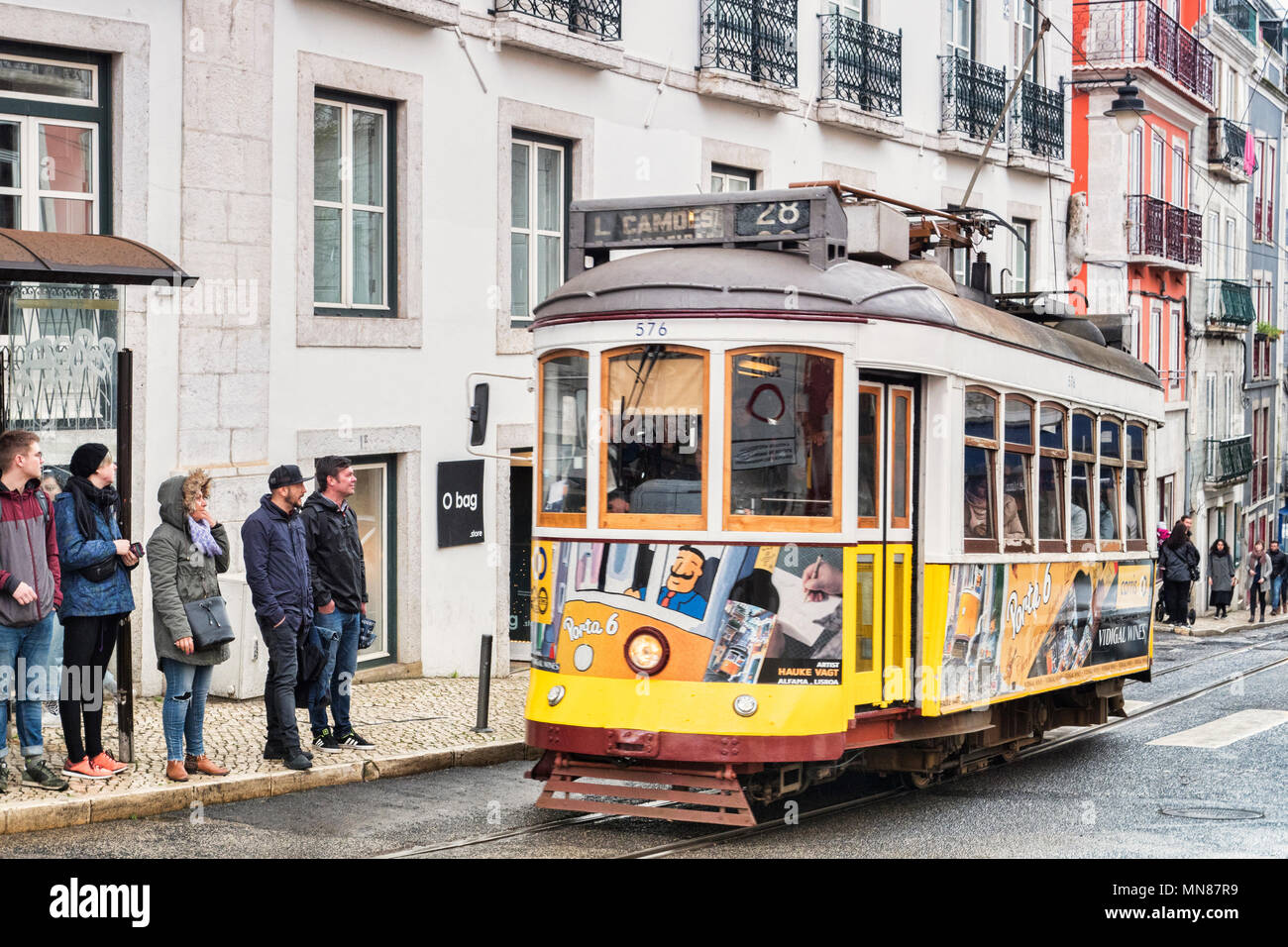 6. März 2018: Lissabon, Portugal - Die berühmten 28 Straßenbahn auf den Weg in die Innenstadt. Stockfoto