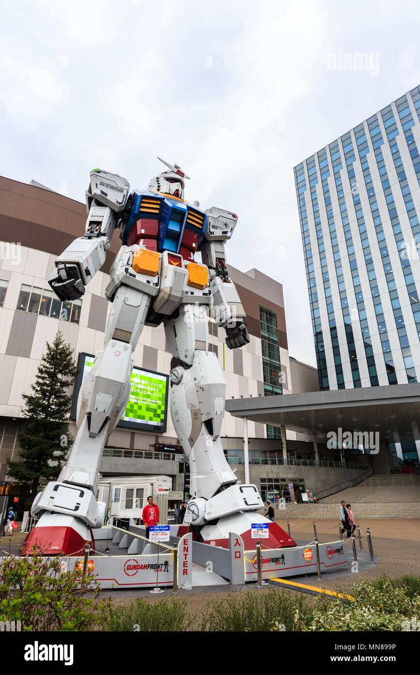 Tokyo, Japan - 8. April 2016: Riesige Replik Gundam Aufführungen DiverCity Tokyo Plaza, Odaiba, Tokio, Japan. Es ist 18 m hoch der Skulptur des berühmten Stockfoto