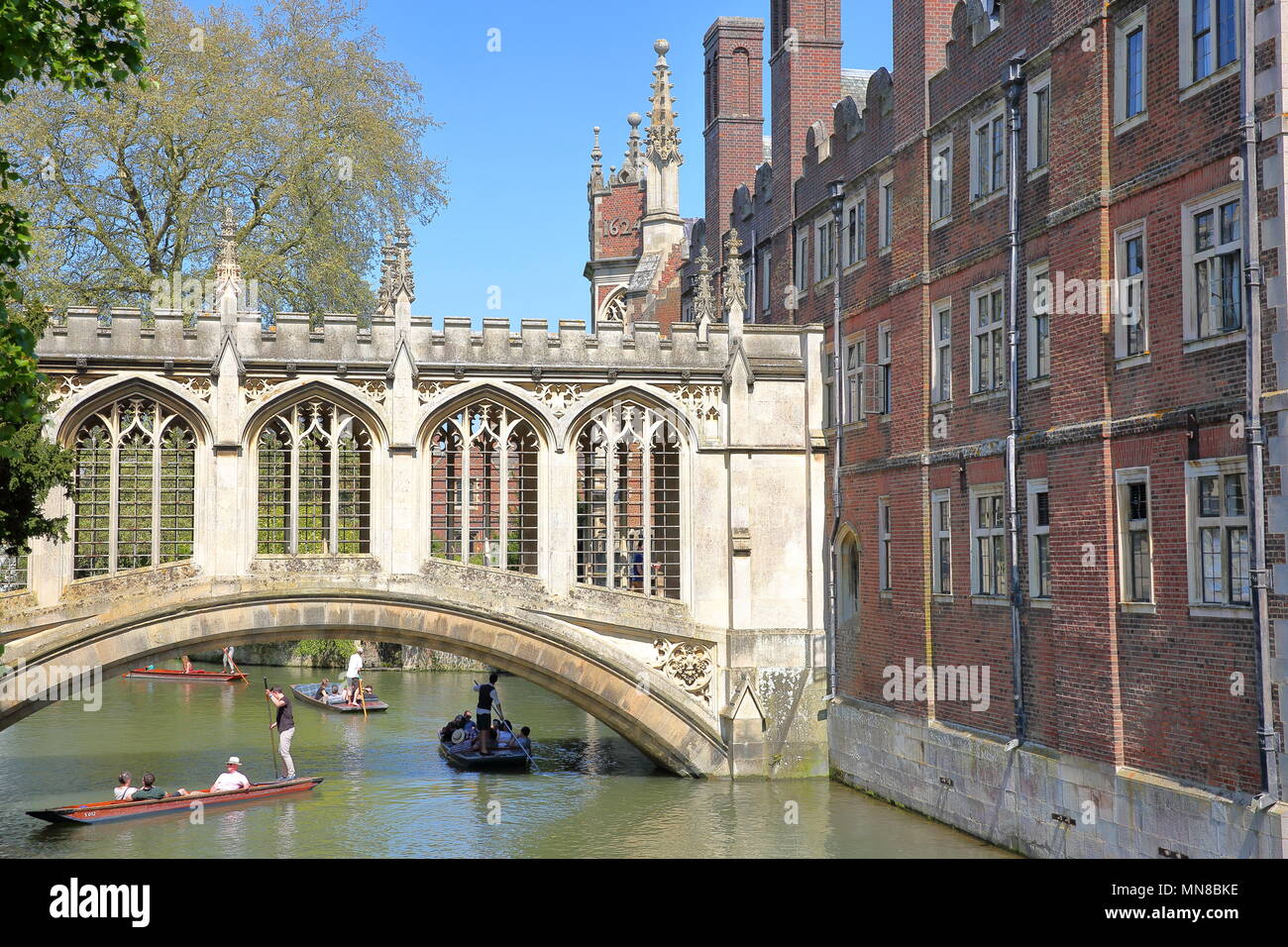 CAMBRIDGE, UK - 6. Mai 2018: Der Seufzerbrücke am St John's College der Universität mit Touristen und Studenten stochern auf dem Fluss Cam Stockfoto