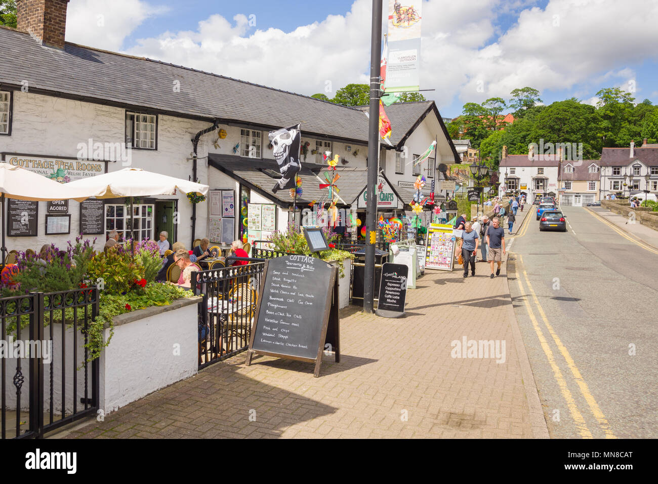 Das Cottage tea rooms und Geschenk Shop Verkaufsstellen neben der Dee Brücke in der walisischen Stadt Llangollen Stockfoto