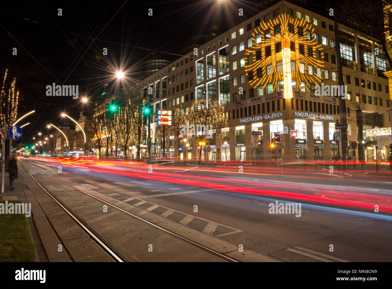 Nächtliche Verkehr am Kärntner Ring mit Auto Licht Wanderwege der Ringstraßen-Galerien. Stockfoto