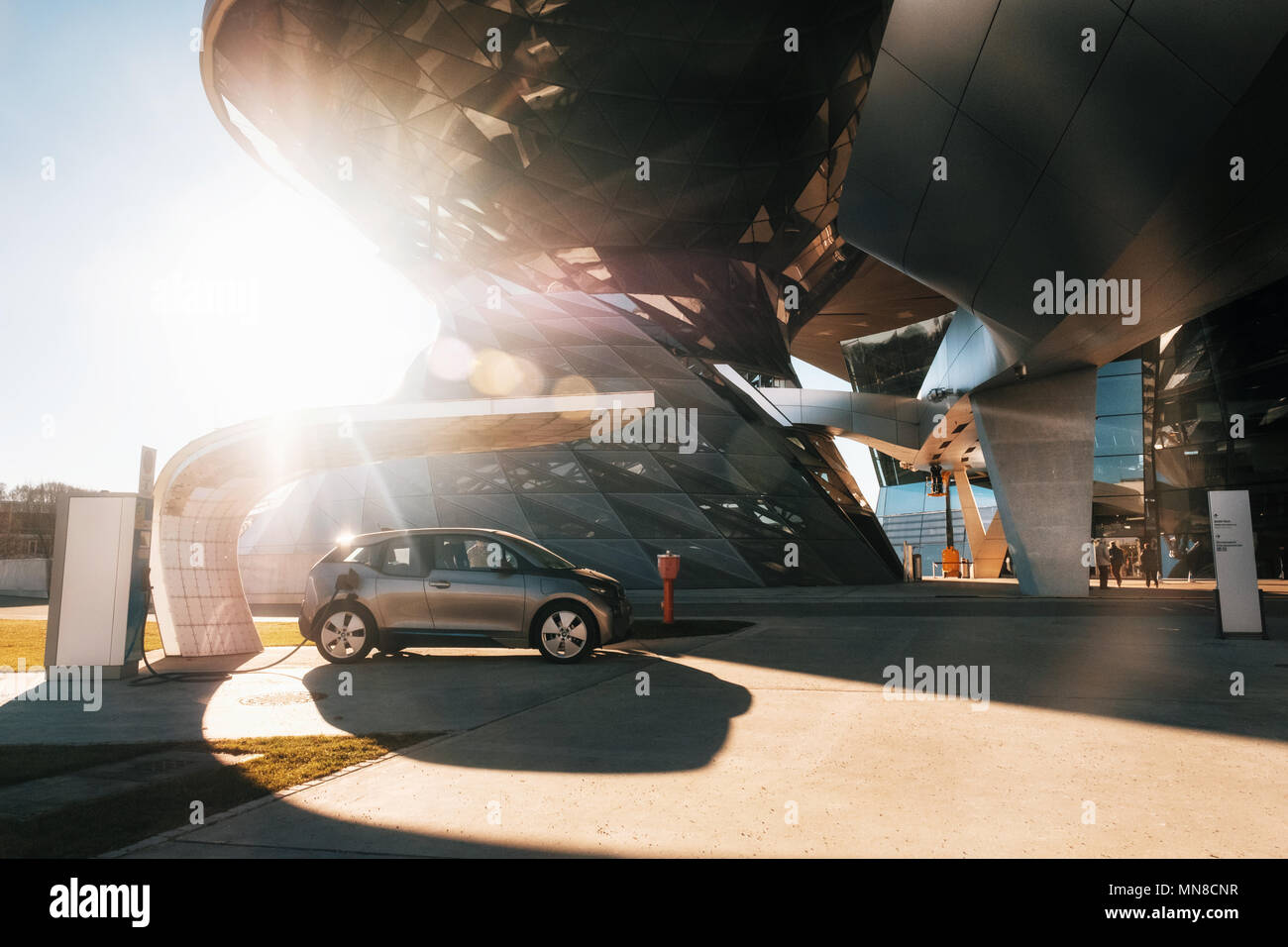 München, Deutschland - Dezember 7, 2017: BMW i3 elektrische Auto stehend an eine Ladestation in der BMW Welt Welt der BWM mit Ausstellung und Museum Gebäude a Stockfoto