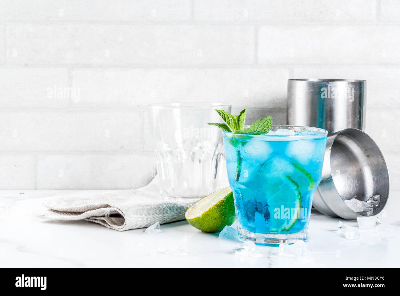 Farbenfrohe Sommer trinken, iced Blue lagoon Alkohol Cocktail mit ... Farbenfrohe Sommer trinken, iced Blue lagoon Alkohol Cocktail mit ...