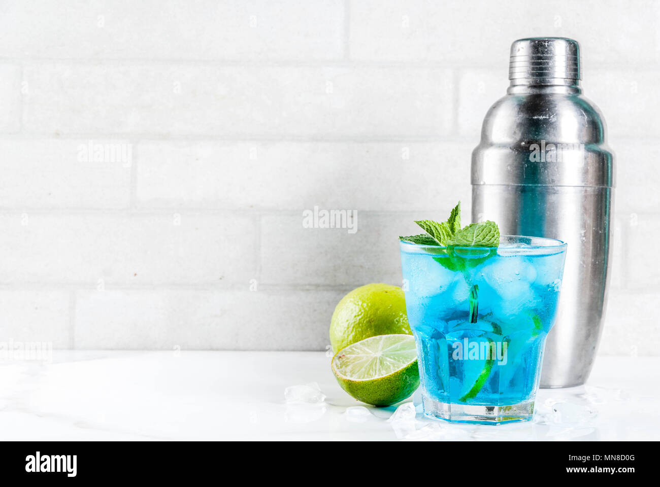 Farbenfrohe Sommer trinken, iced Blue lagoon Alkohol Cocktail mit ... Farbenfrohe Sommer trinken, iced Blue lagoon Alkohol Cocktail mit ...