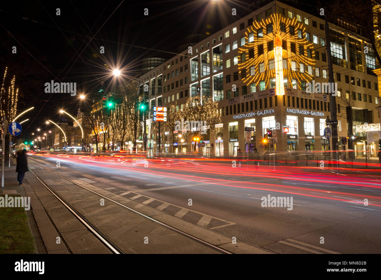 Nächtliche Verkehr am Kärntner Ring mit Auto Licht Wanderwege der Ringstraßen-Galerien. Stockfoto