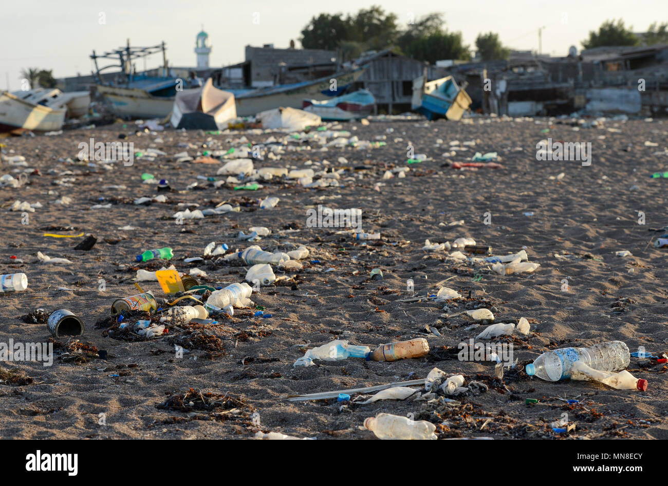 Dschibuti, Obock, Rotes Meer, Strand mit plastik Müll/DSCHIBUTI, Obock, Rotes Meer, Plastkmuell am Strand Stockfoto