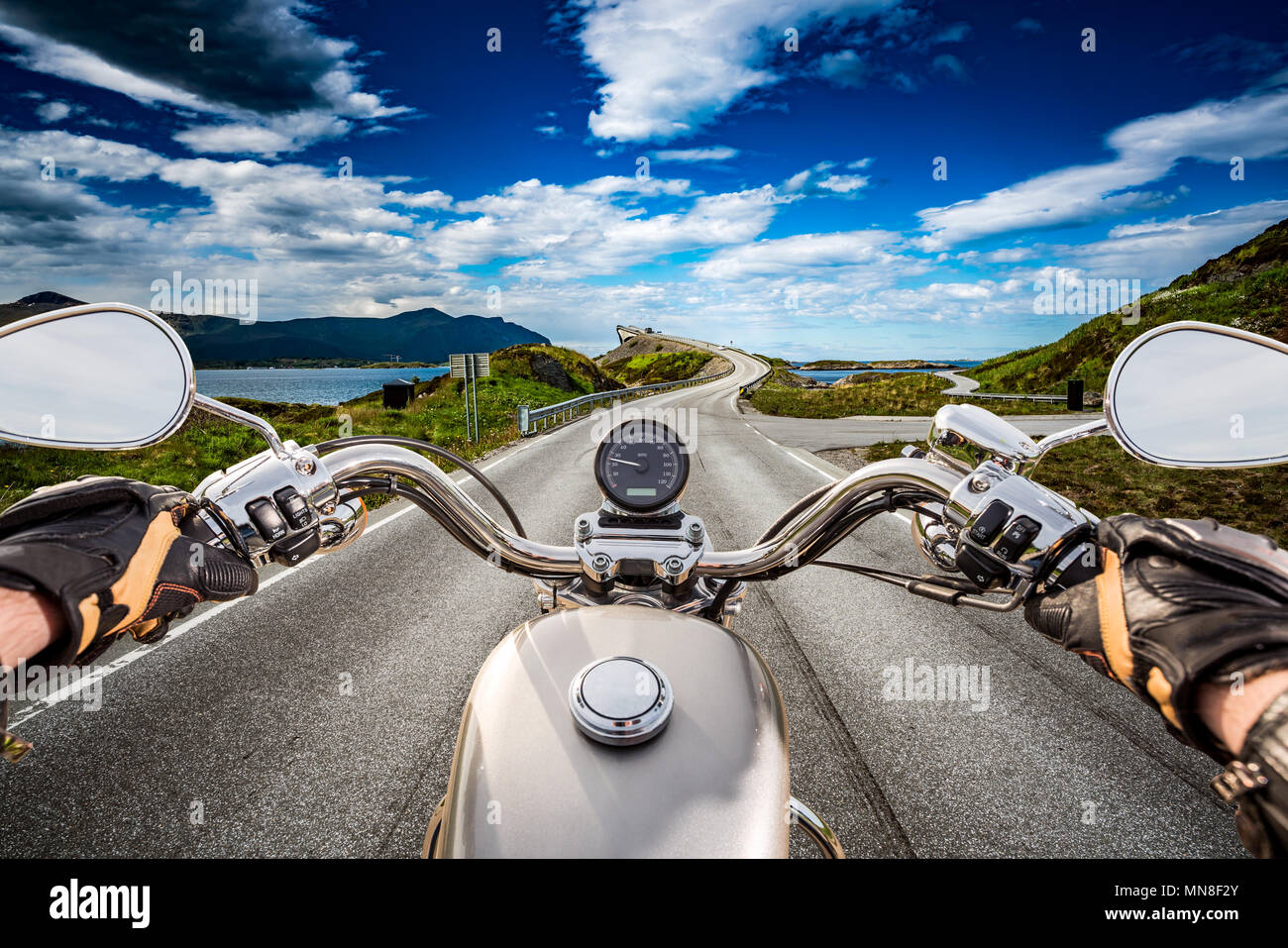 Biker fährt eine Straße mit Atlantik Straße in Norwegen. First-Person anzeigen. Stockfoto