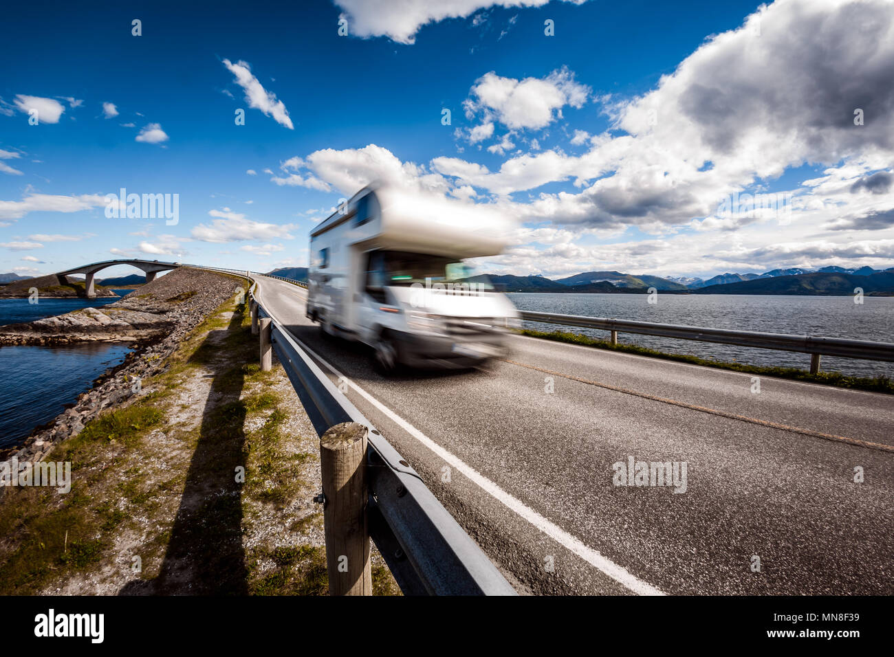 Caravan Auto RV fährt auf der Autobahn in Norwegen. Atlantik Straße oder den Atlantik Straße (atlanterhavsveien) der Titel vergeben wurde als (Norwegische Bau des Jahrhunderts). Stockfoto