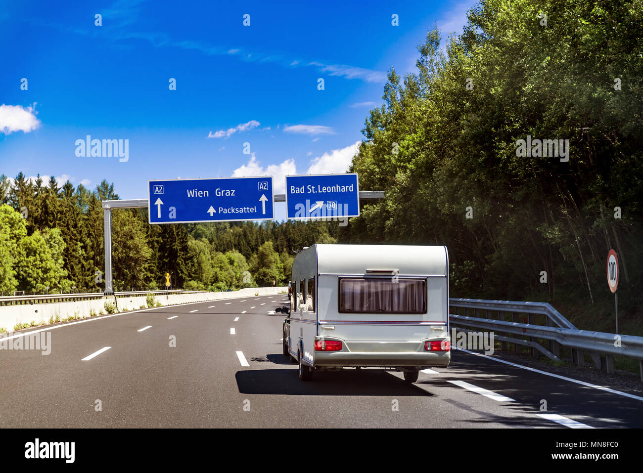 VR-Caravan Auto fährt auf der Autobahn. Urlaub und Reisen. Stockfoto