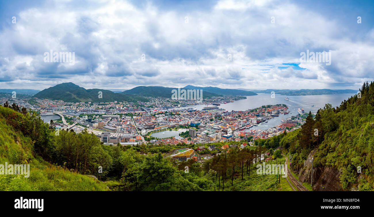 Bergen ist eine Stadt in Südschweden an der Westküste von Norwegen. Bergen ist die zweitgrößte Stadt in Norwegen. Der Blick von der Höhe des Vogelflugs. Antenne FPV drone Flüge. Stockfoto