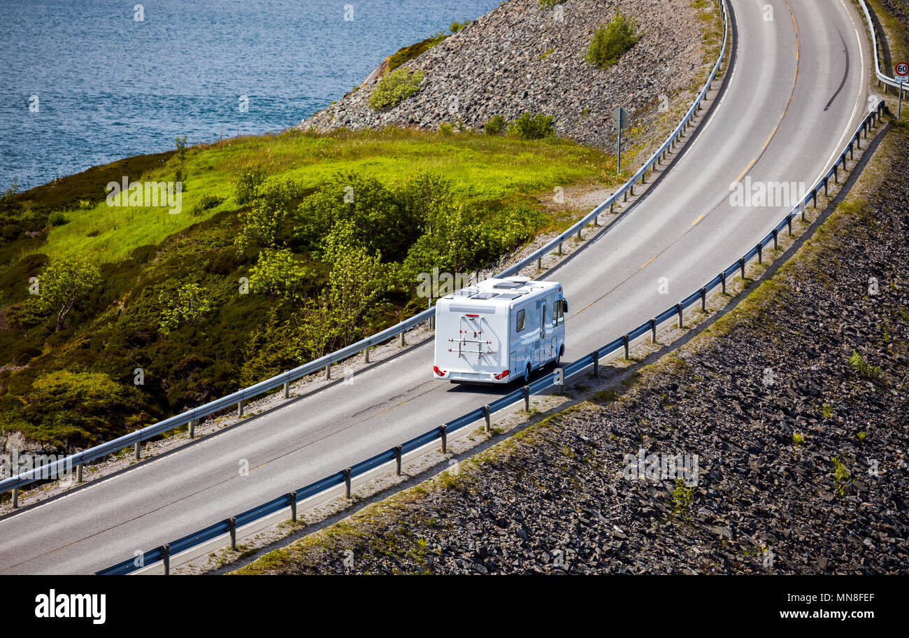 Caravan Auto fährt auf der Autobahn. Atlantik Straße oder den Atlantik Straße (atlanterhavsveien) der Titel vergeben wurde als (Norwegische Bau des Jahrhunderts). Stockfoto