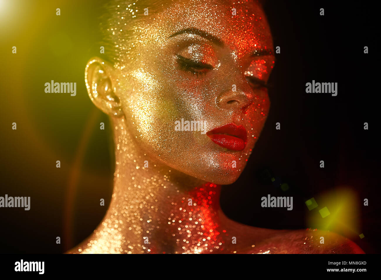 Porträt der schönen Frau mit Funkelt auf ihrem Gesicht. Mädchen mit Kunst Make-Up in Farbe Licht. Fashion Model mit bunten Make-up Stockfoto