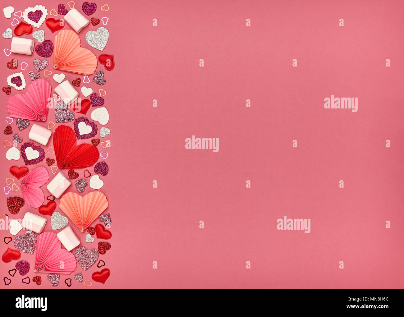 Valentine&rsquo;s Tag Hintergrund. Roten Herzen auf einem Rosa Hintergrund. Flach. St. Valentin&rsquo;s Tag Tapeten. Liebe Konzept Stockfoto