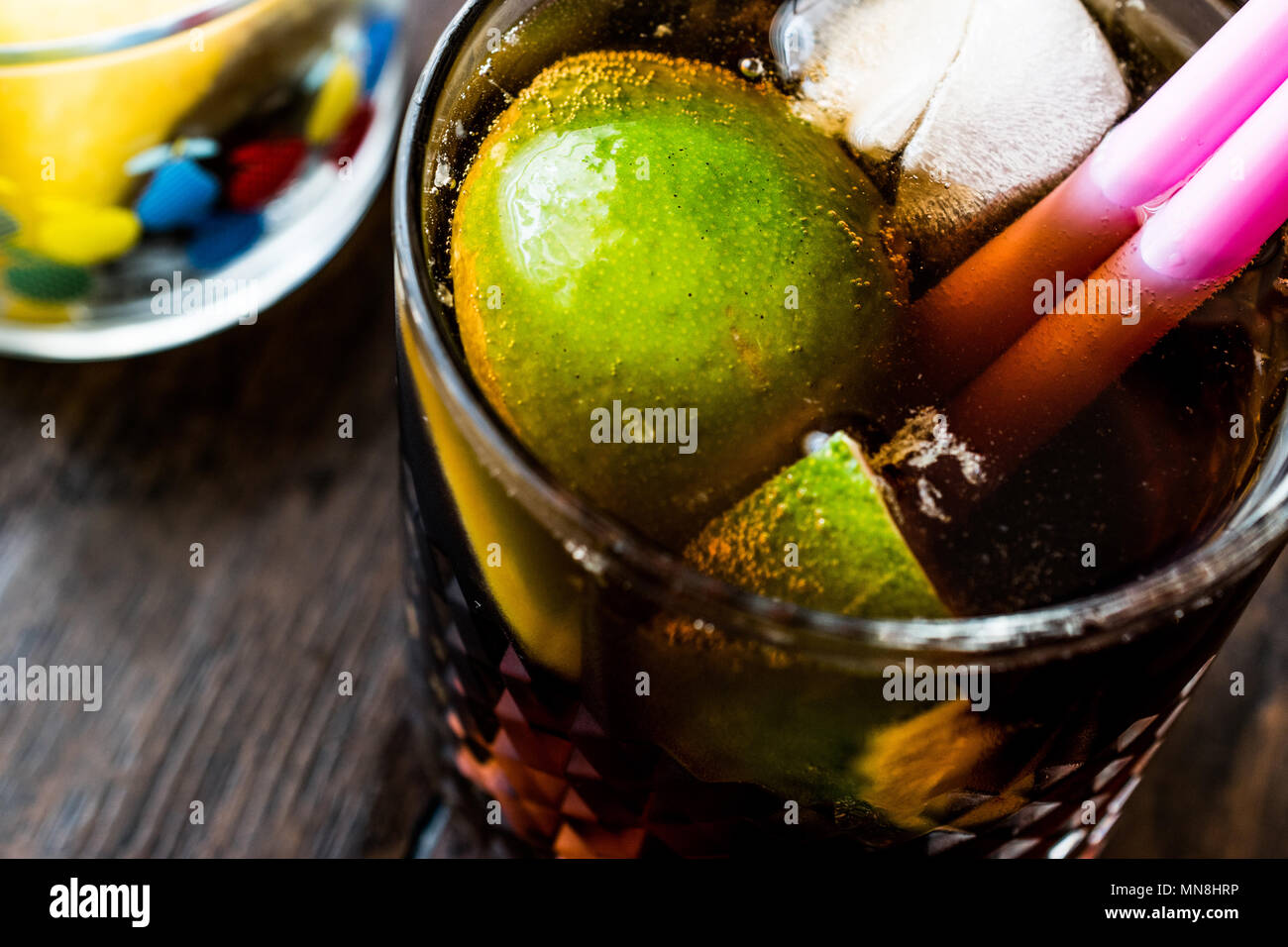 Whiskey Cola Cocktail mit Limetten und Eis. (Cuba Libre). Beverage Konzept. Stockfoto