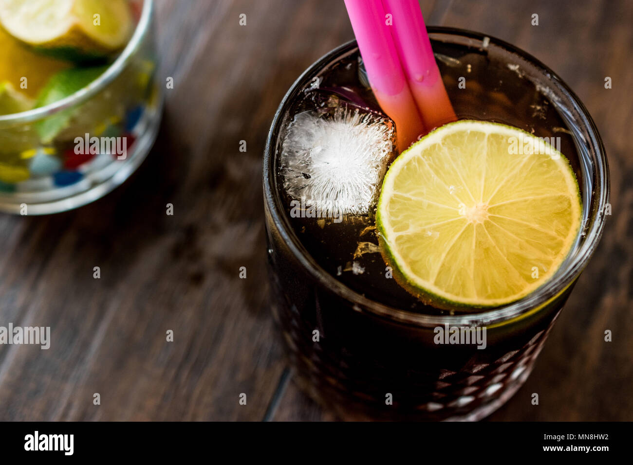 Whiskey Cola Cocktail mit Limetten und Eis. (Cuba Libre). Beverage Konzept. Stockfoto
