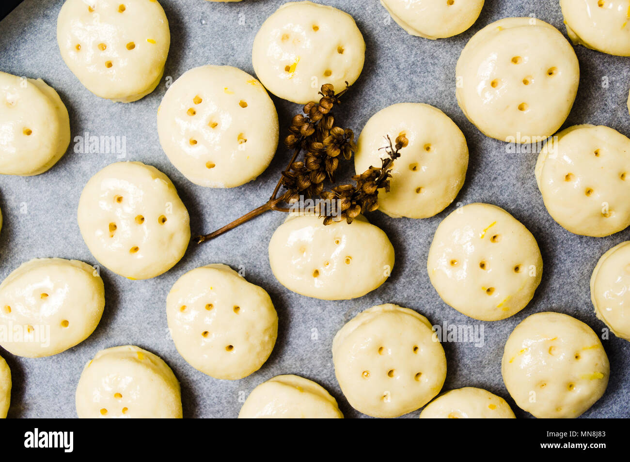 Sie hausgemachte Kuchen Teig für Honig Brötchen auf einem Backblech Stockfoto