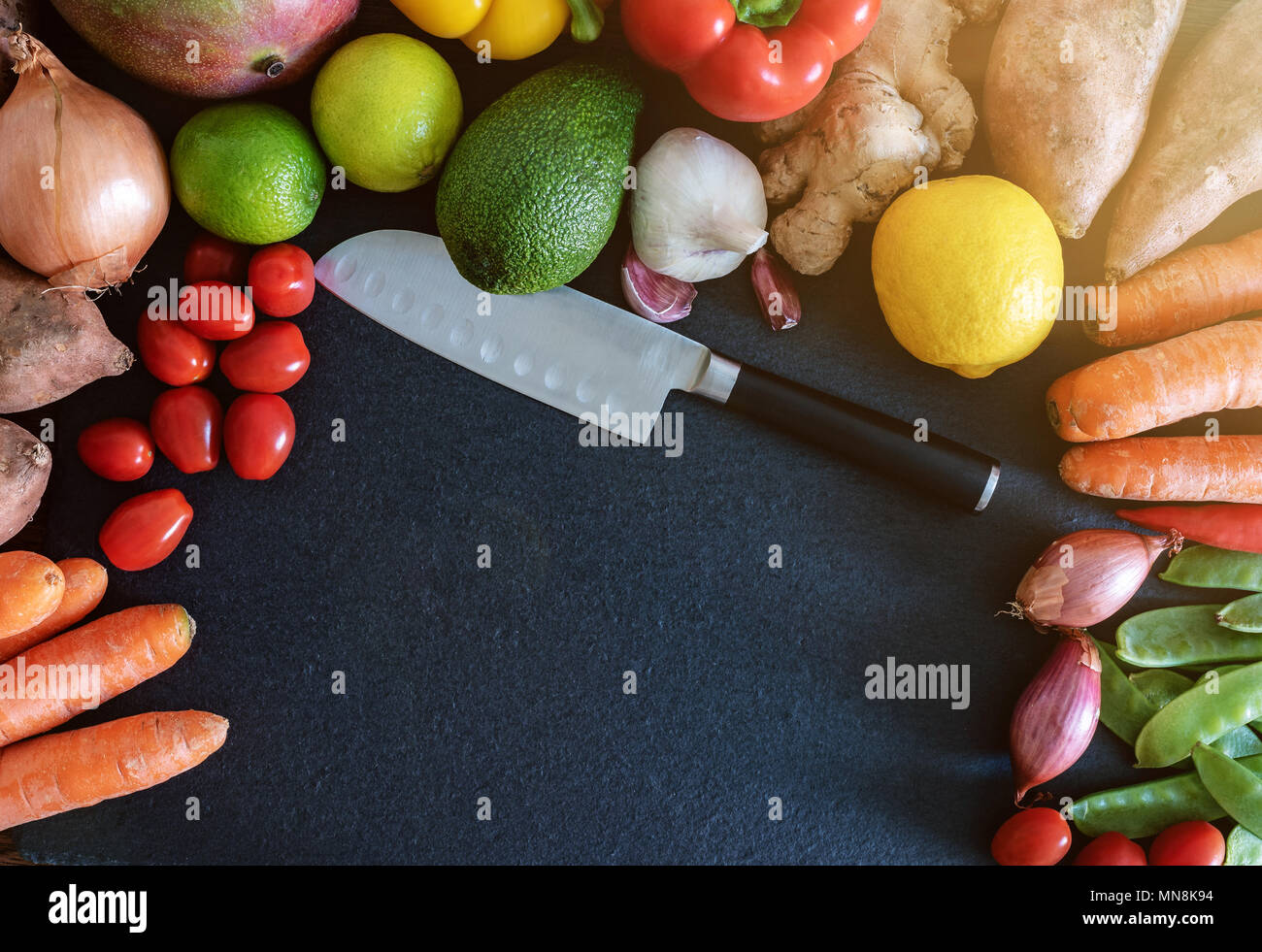 Direkt über closeup von frischem Gemüse und Früchten auf schiefer Küche Zähler Stockfoto