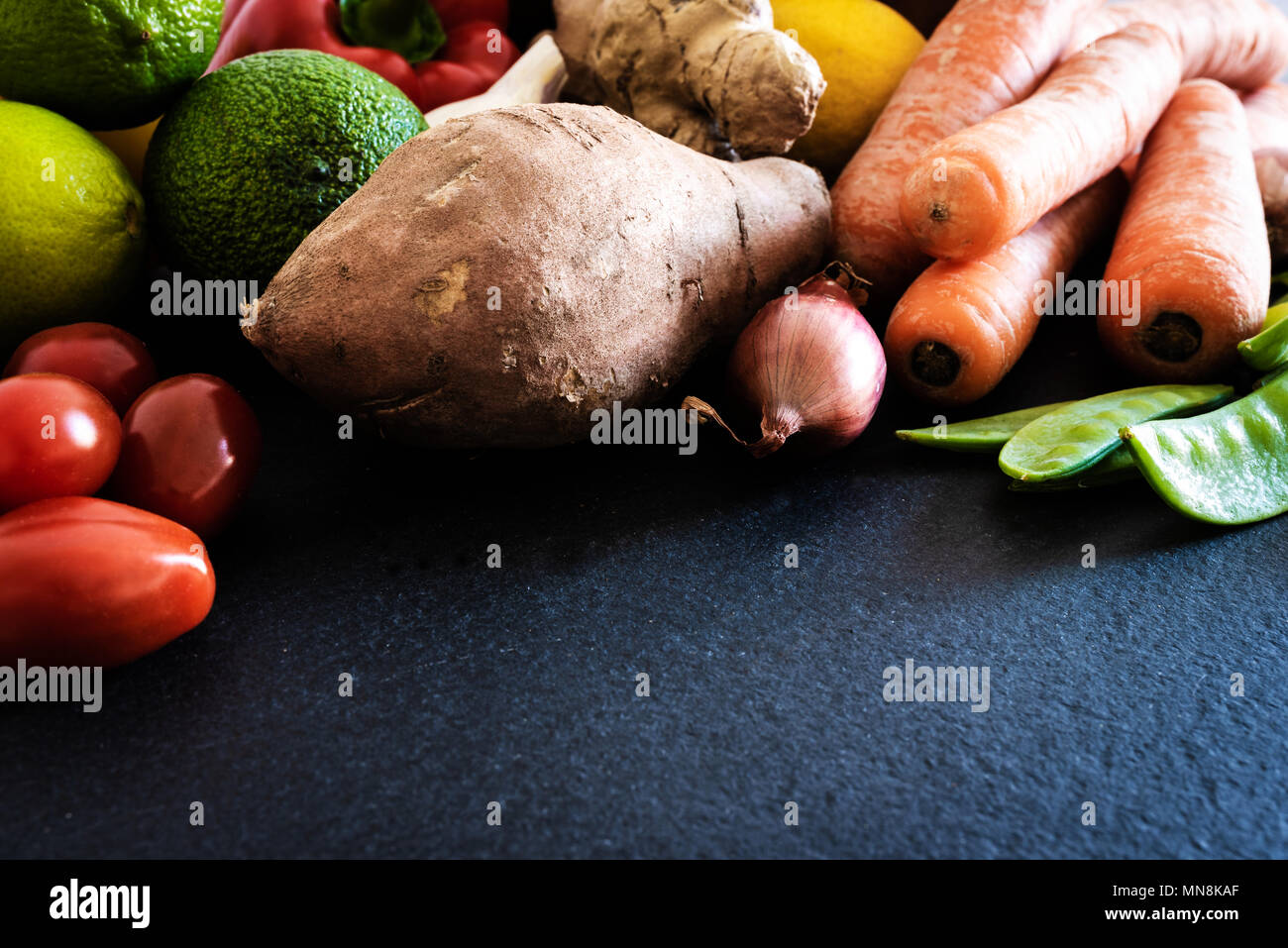 Frische rohe organische Obst und Gemüse auf schiefer Küche gesunde Ernährung Konzept Stockfoto