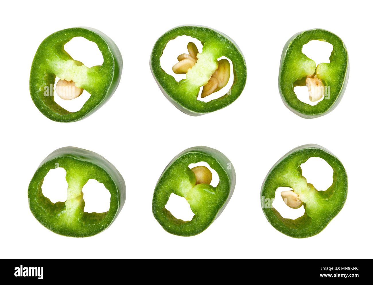 In Scheiben geschnittene grüne Chili Pfad isoliert Stockfoto