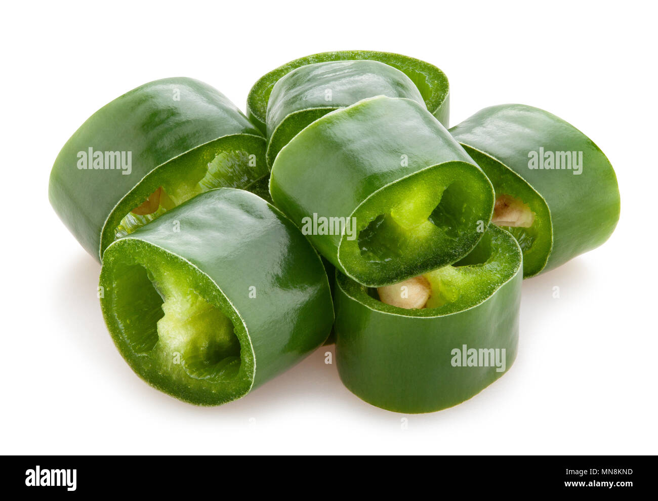 In Scheiben geschnittene grüne Chili Pfad isoliert Stockfoto