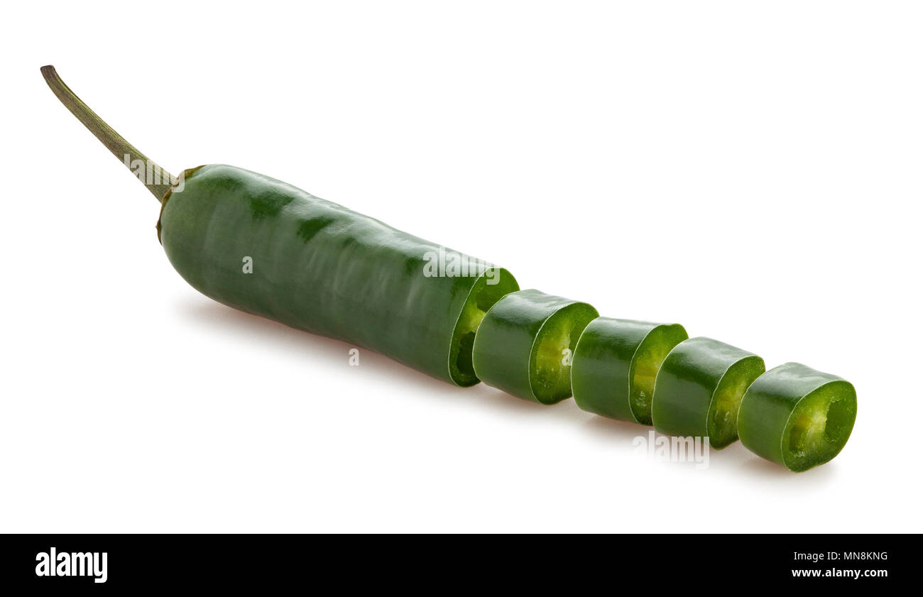 In Scheiben geschnittene grüne Chili Pfad isoliert Stockfoto