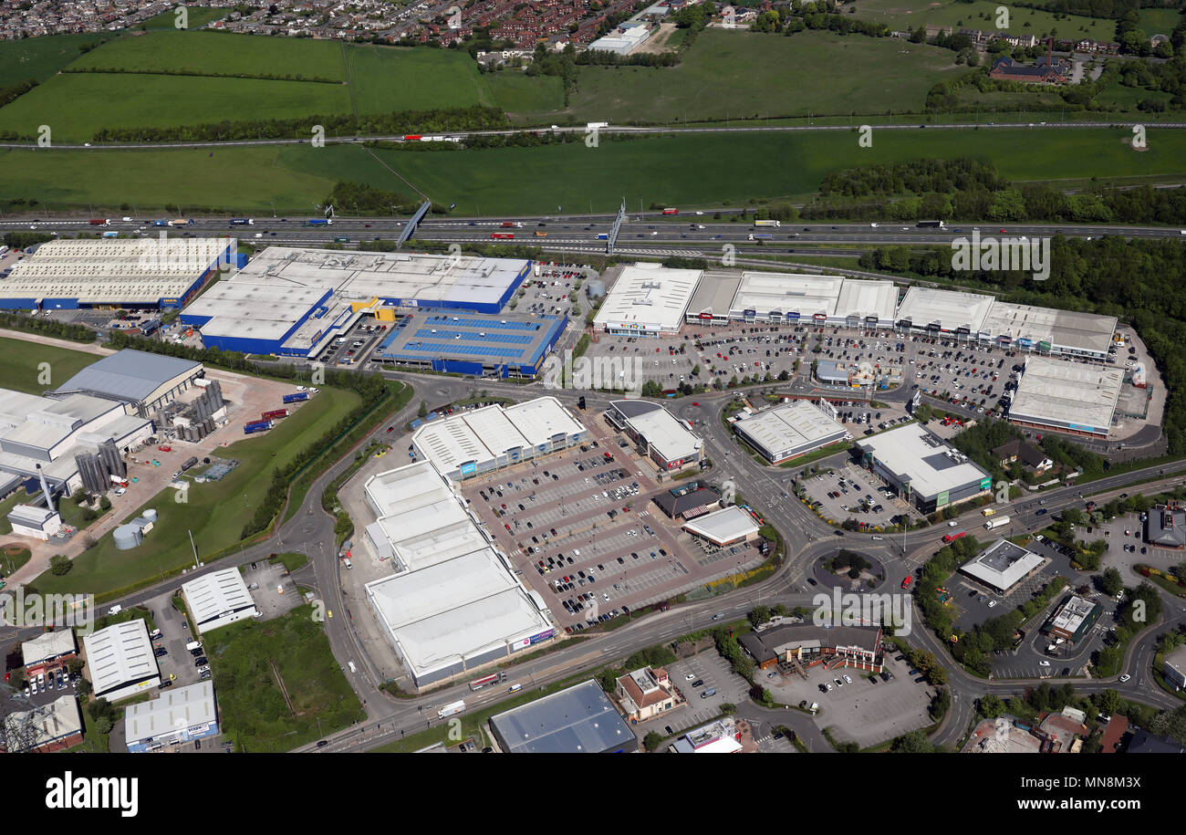 Luftaufnahme von birstall Retail Park and der Kreuzung 27 Retail Park, Birstall in der Nähe von Leeds, Großbritannien Stockfoto