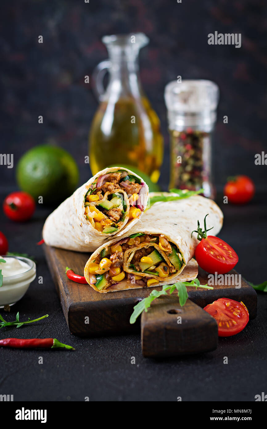 Burritos Wraps mit Rindfleisch und Gemüse auf schwarzem Hintergrund. Beef burrito, mexikanisches Essen. Stockfoto
