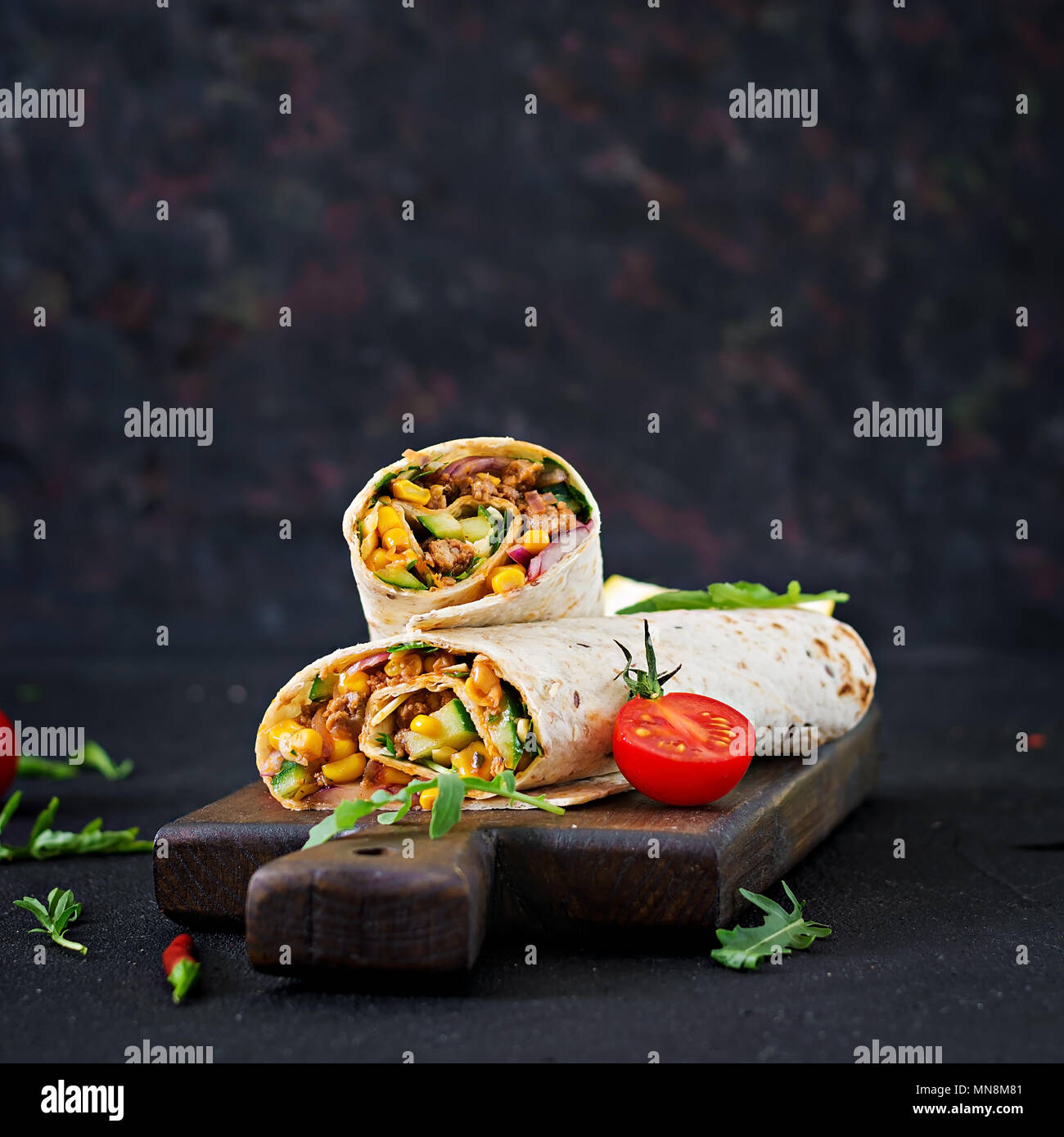 Burritos Wraps mit Rindfleisch und Gemüse auf schwarzem Hintergrund. Beef burrito, mexikanisches Essen. Stockfoto