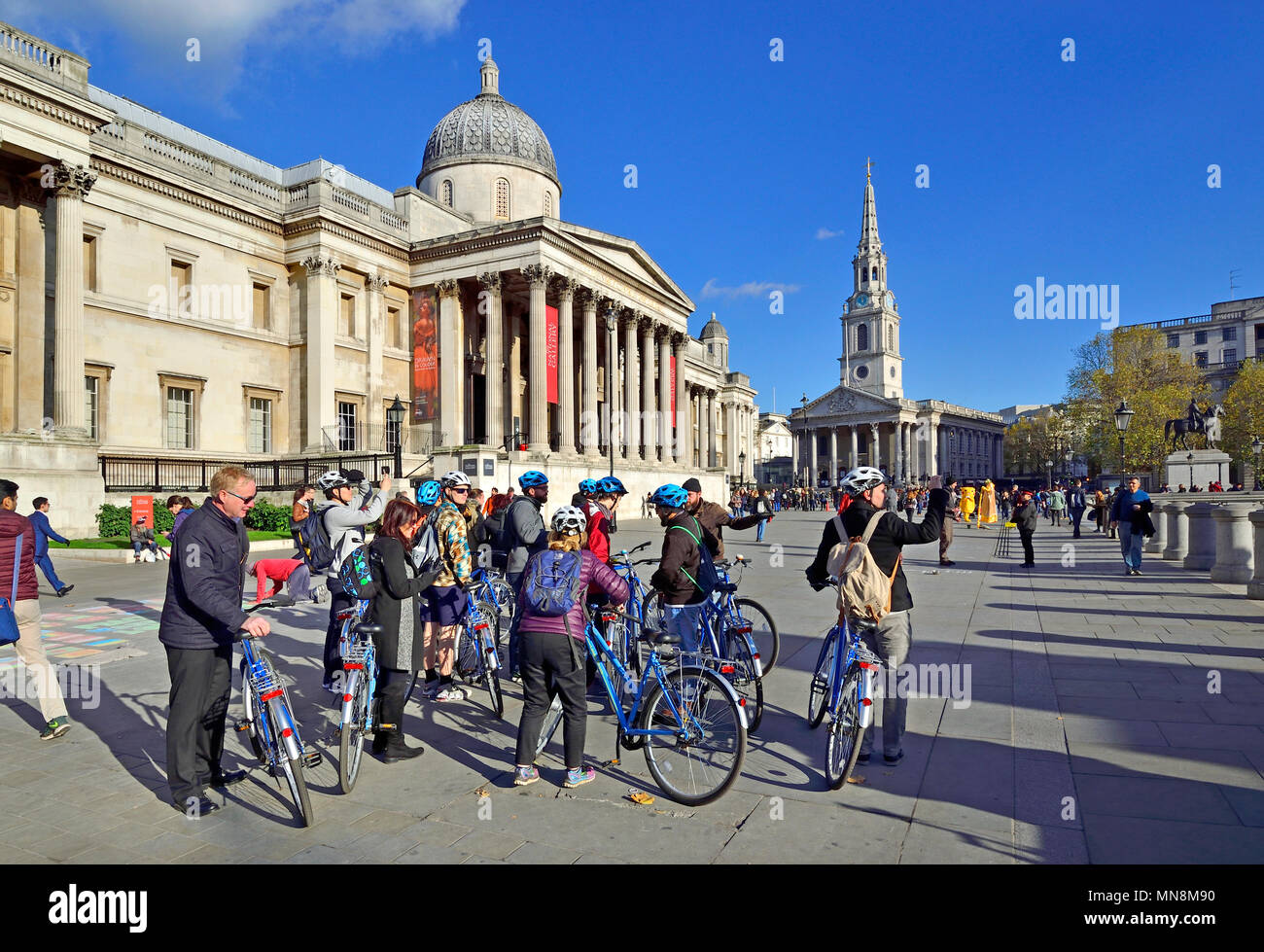 London, England, UK. Organisierten Radtour durch die National Gallery am Trafalgar Square Stockfoto