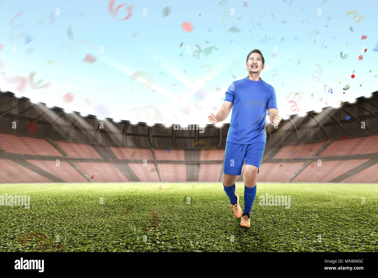 Professionelle asiatische Fußballspieler Feier seinen Sieg bei Stadion Stockfoto