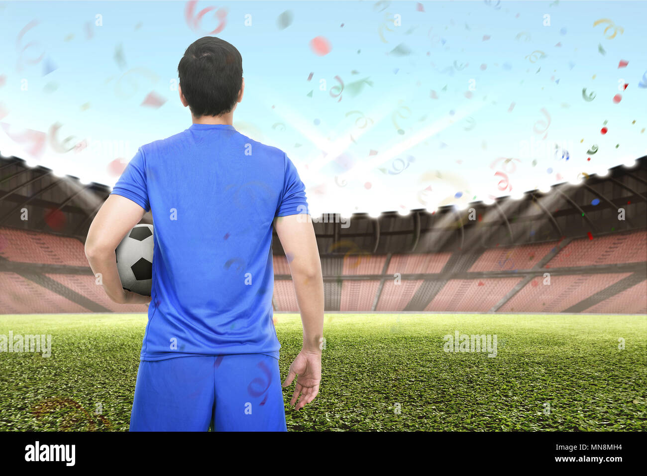 Professionelle asiatische Fußball Spieler, der den Ball am Stadion Stockfoto