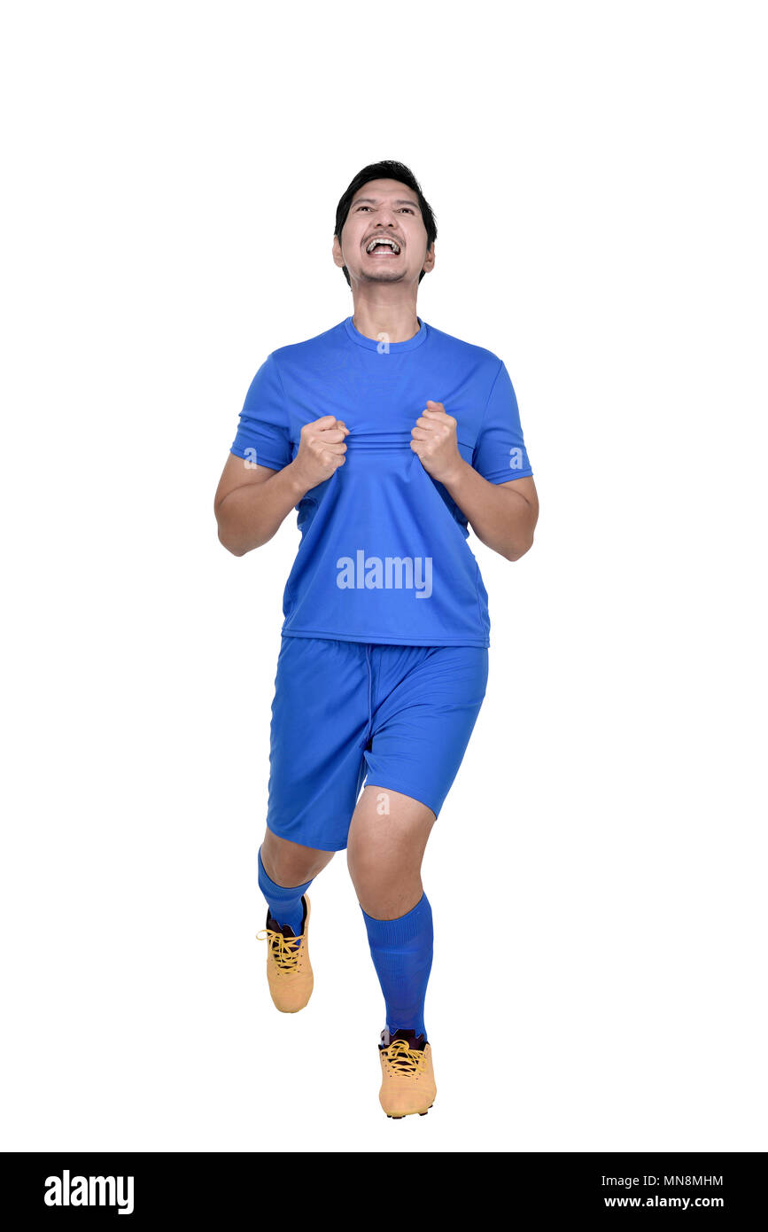 Happy asian football player Mann feiern, nachdem er ein Ziel auf weißem Hintergrund Stockfoto