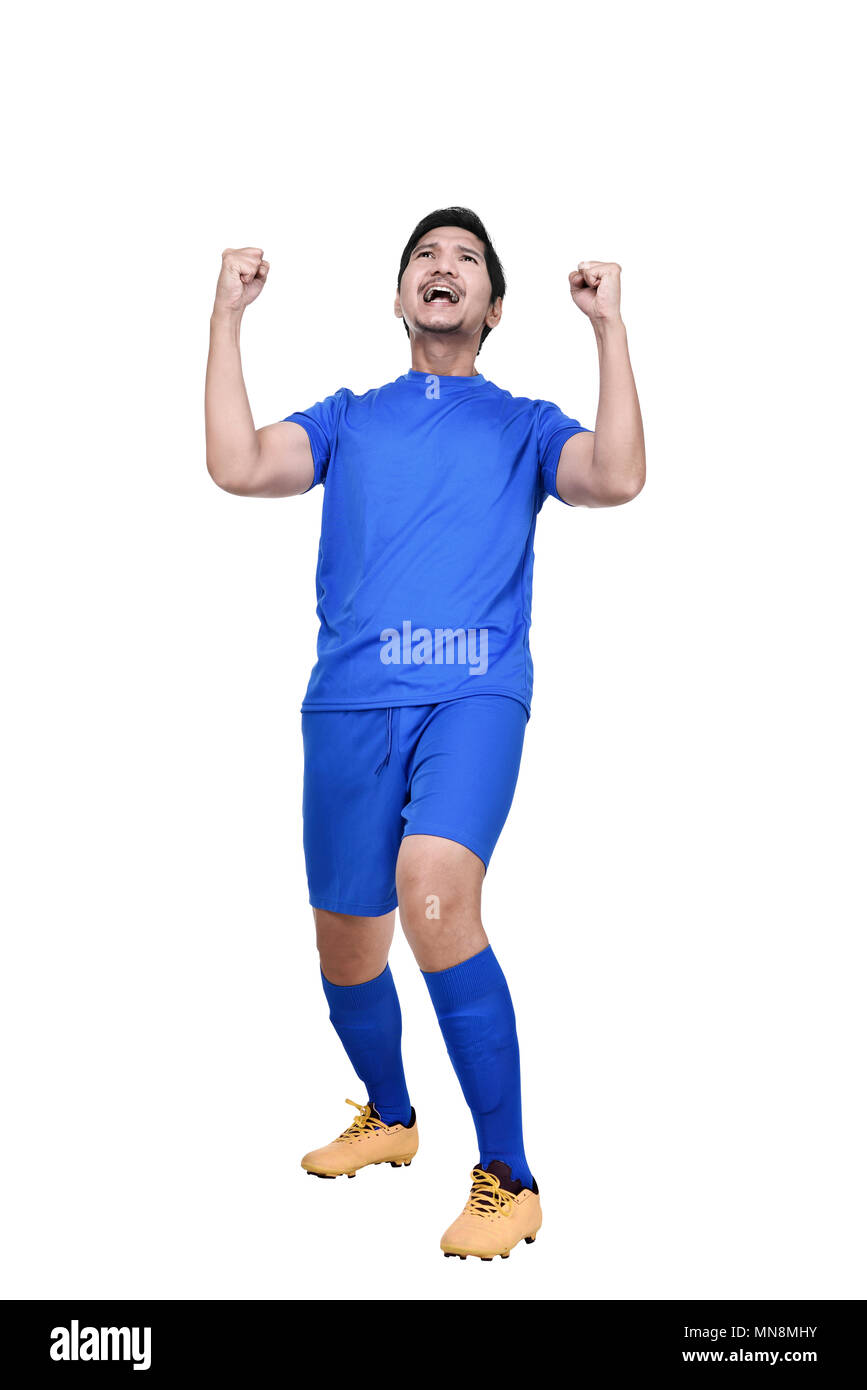 Asiatische männliche Fußballspieler posing Feiern auf weißem Hintergrund begeistert Stockfoto